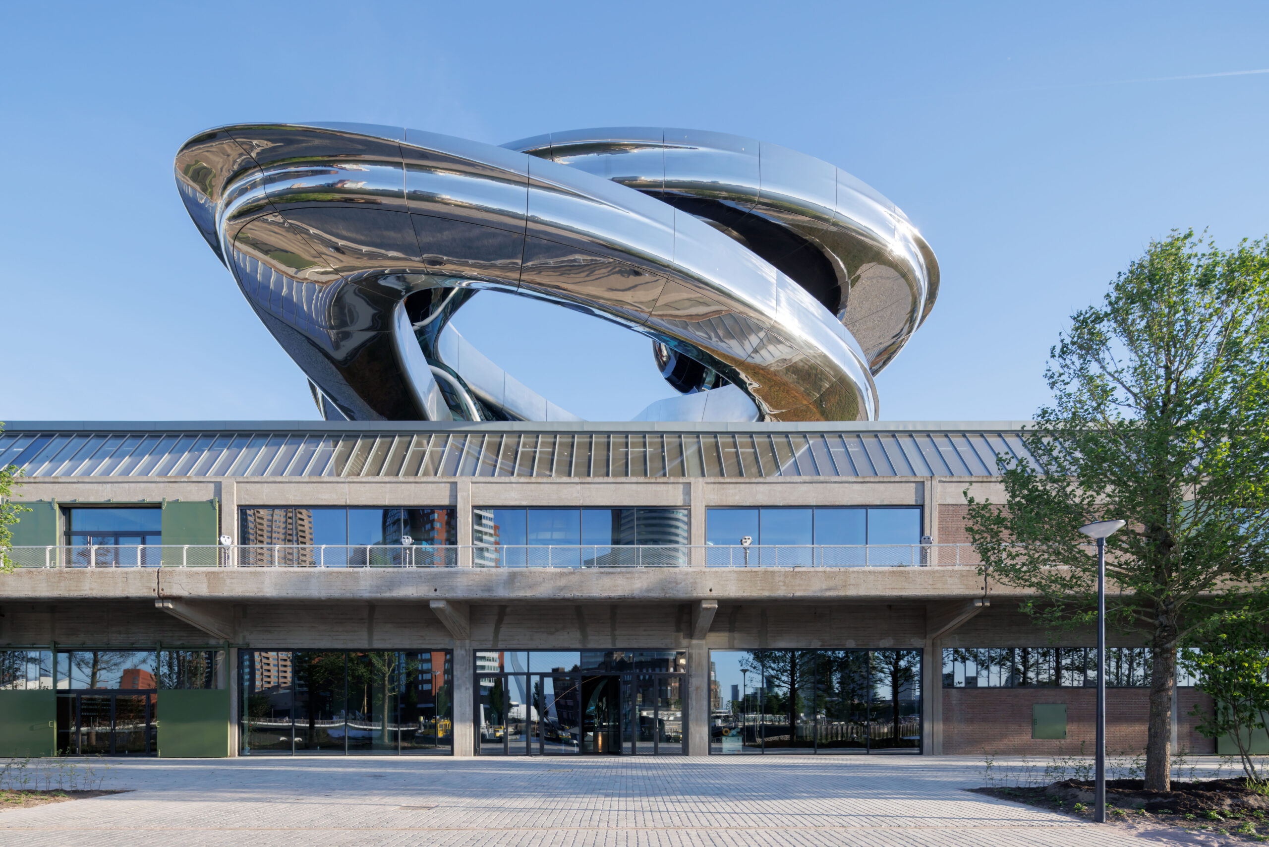 In the heart of the building, MAD Architects installed the Tornado, a polished stainless-steel double-helix staircase rising towards the top of the museum, reflecting and iridescent depending on the light and viewpoint, ph. Iwan Baan