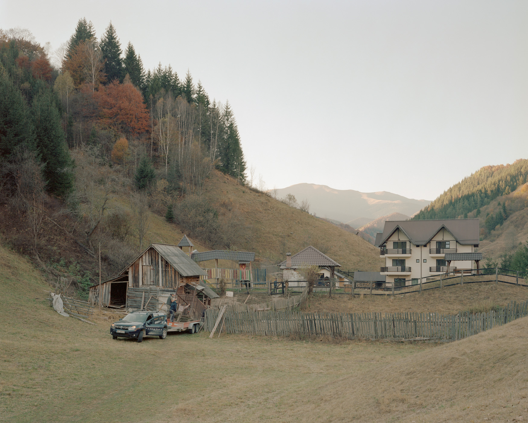 Un insediamento rurale con vecchie e nuove costruzioni che si affacciano sulle valli, ph. Nicholas J.R. White