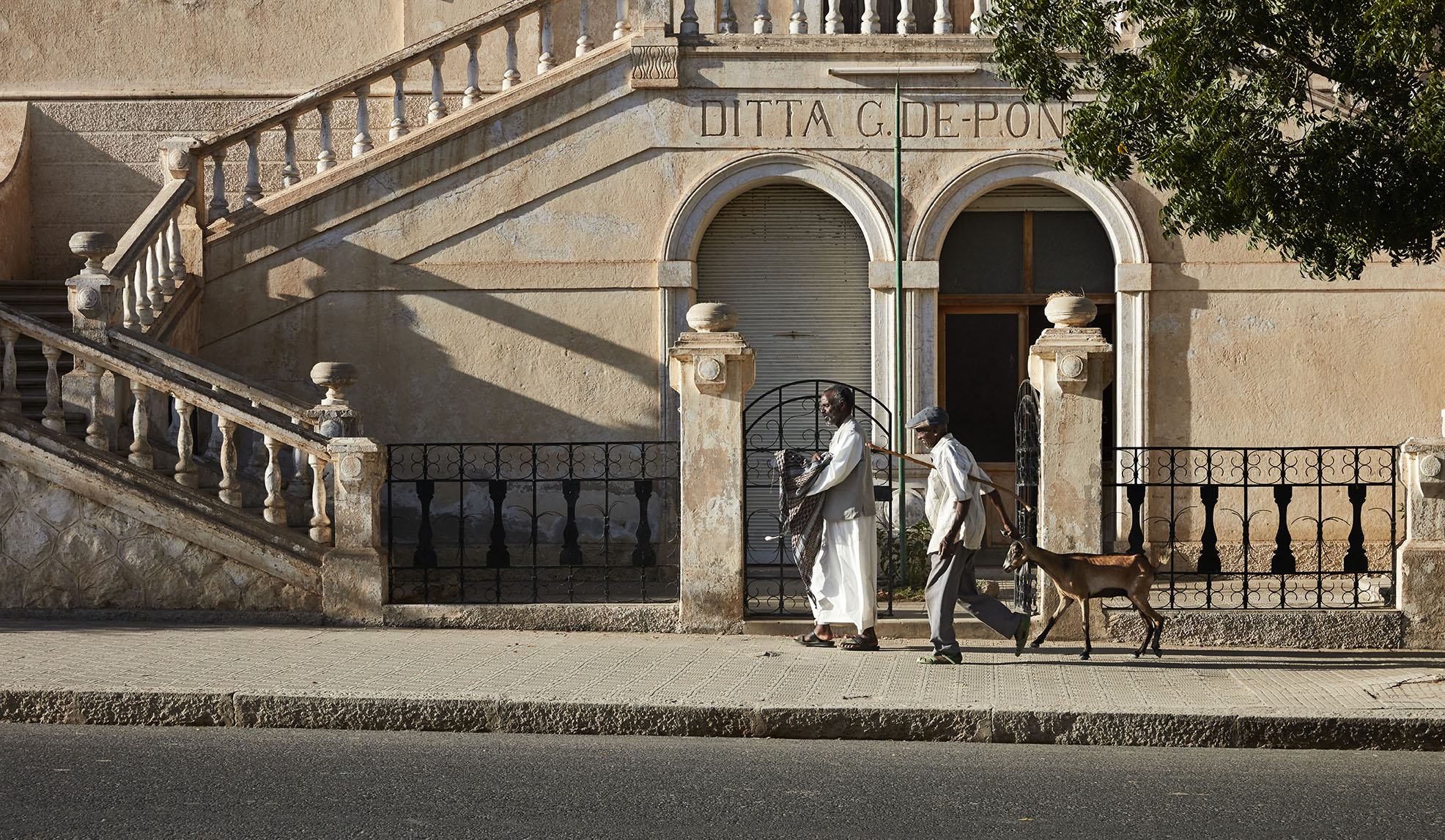 Edifici ad Asmara con scritte in italiano incise sopra i portali ad arco, Eritrea, ph. Richard Bryant