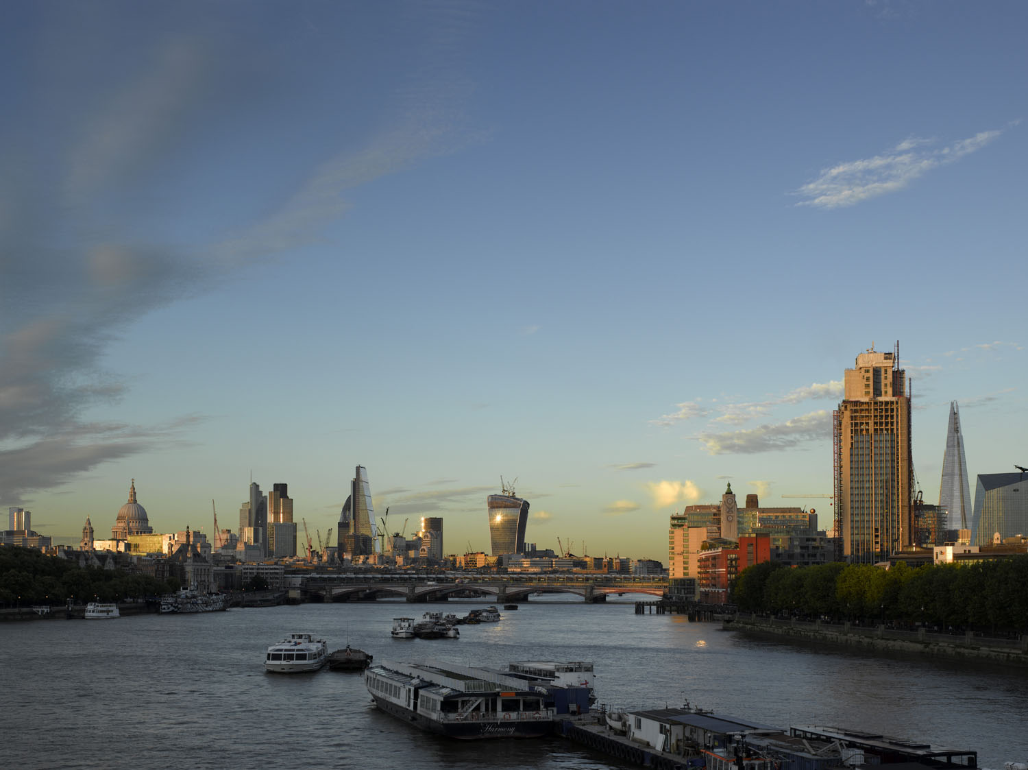 Una vista dei distretti direzionali e finanziari della City di Londra dal fiume Tamigi al crepuscolo, ph. Richard Bryant