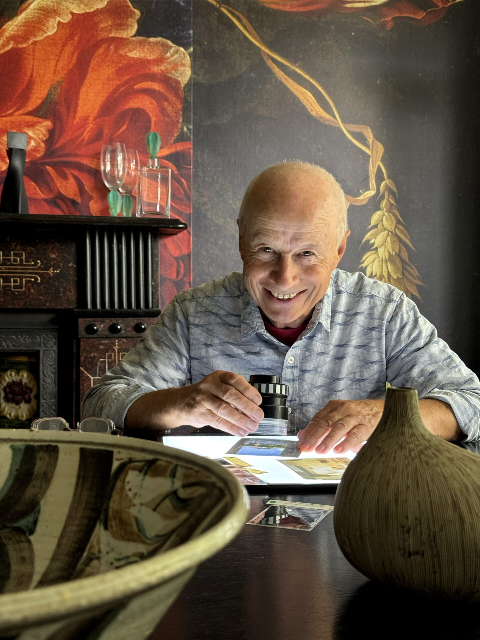 Richard Bryant ritratto dalla moglie nella sua casa nel Surrey, Inghilterra, ph. Lynne Bryant