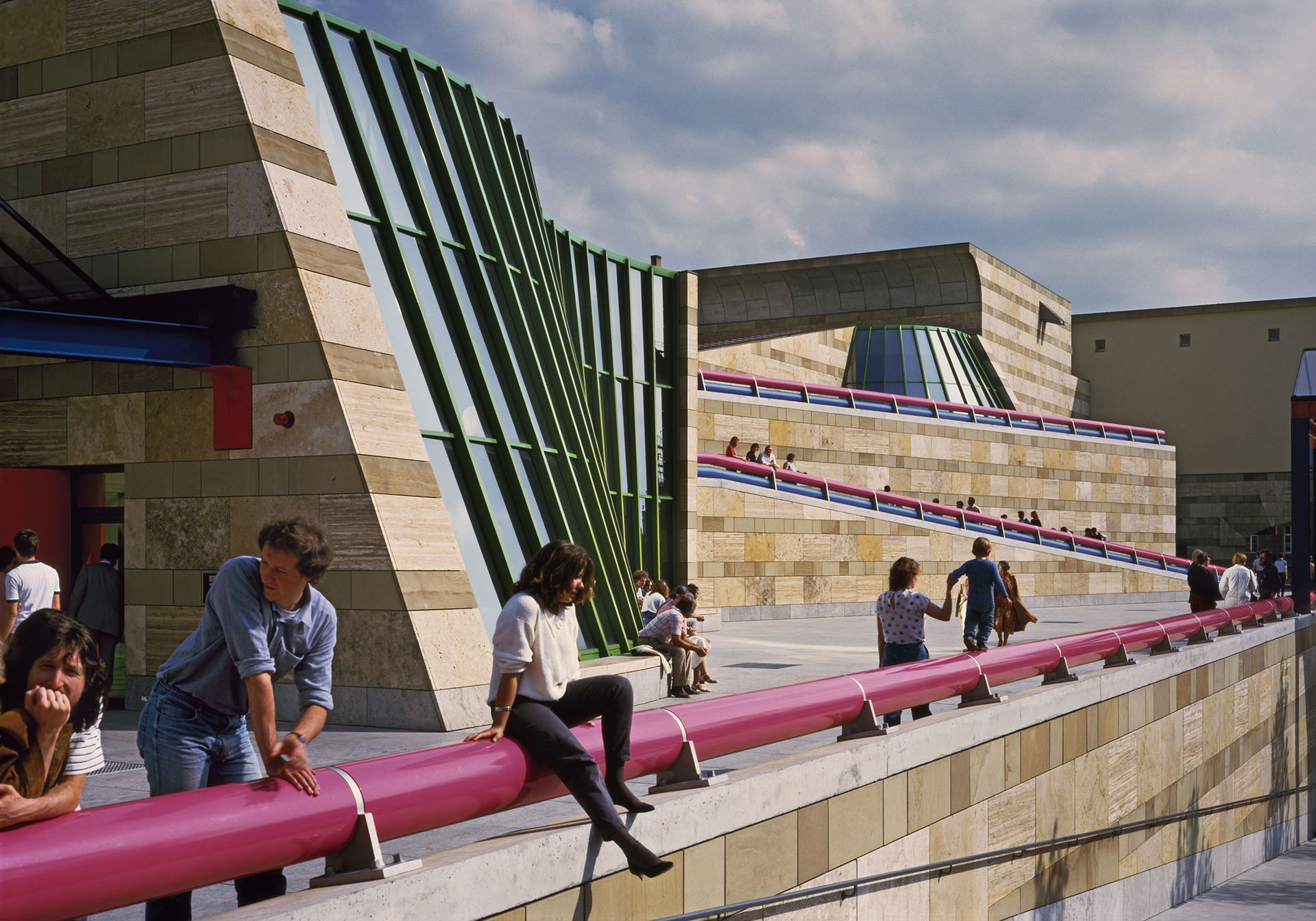 La Neue Staatsgalerie di Stoccarda in Germania, progettata dallo studio britannico James Stirling, Michael Wilford and Associates, ph. Richard Bryant