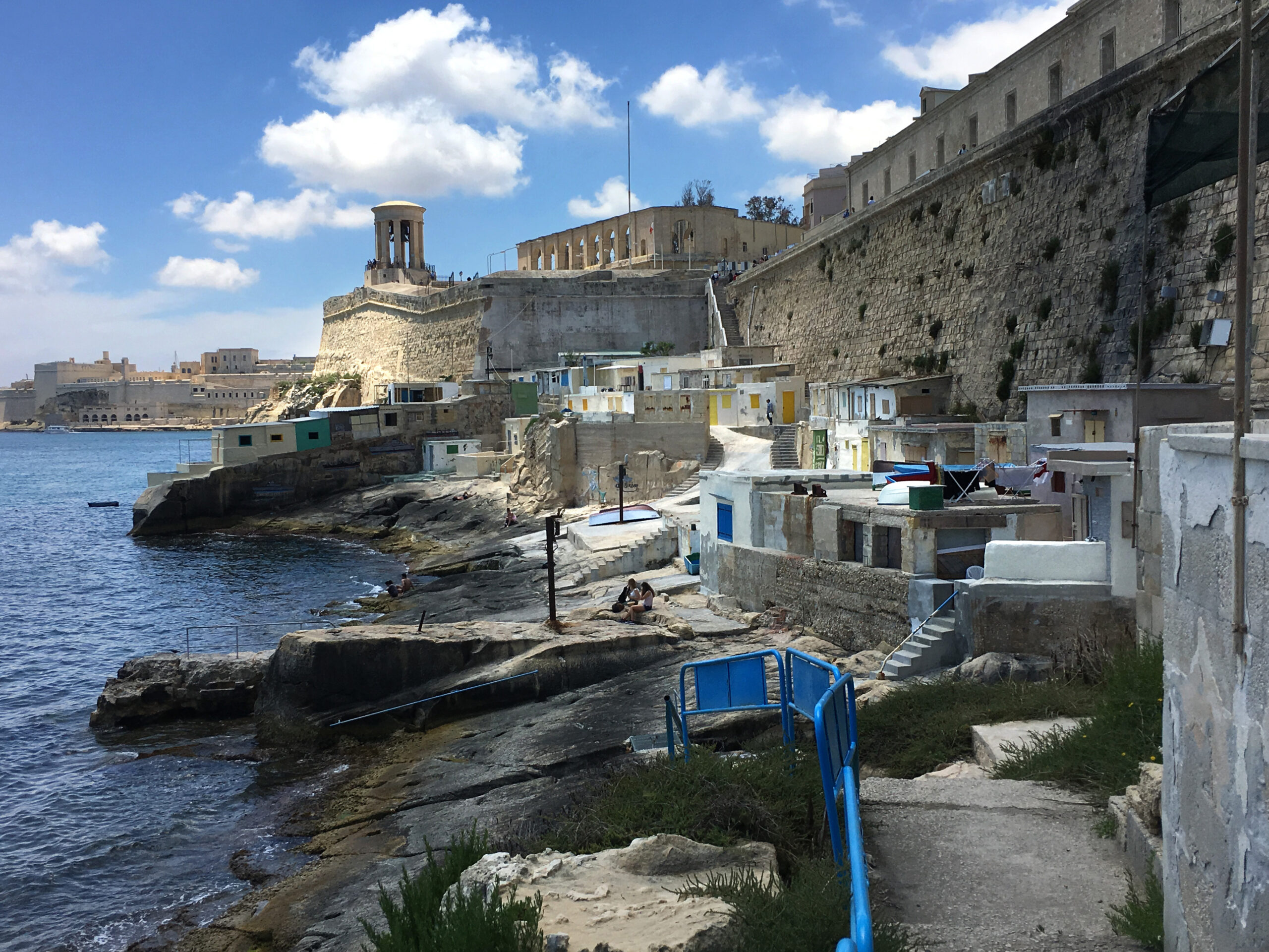 Passeggiata costiera lungo la scogliera nel centro della città di Valletta, ph. Richard Bryant