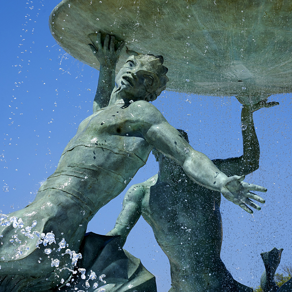 La fontana dei Tritoni in bronzo patinato con figure di tritoni nella città di Valletta, Malta, ph. Richard Bryant