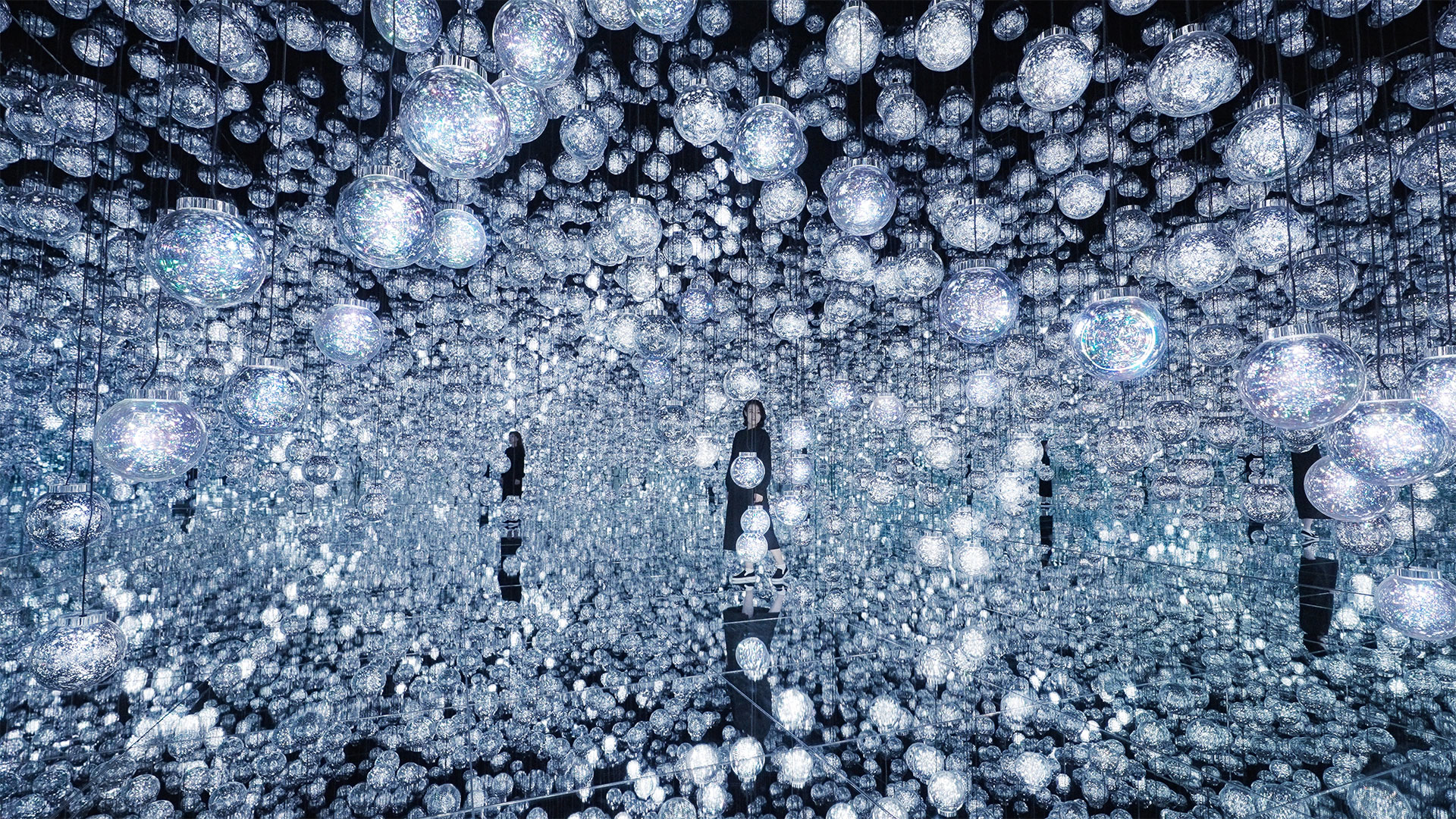 Bubble Universe, installazione immersiva composta da sfere luminose che reagiscono alla presenza del pubblico. Si trova al teamLab Borderless Tokyo, presso il Mori Building Digital Art Museum, ph. teamLab