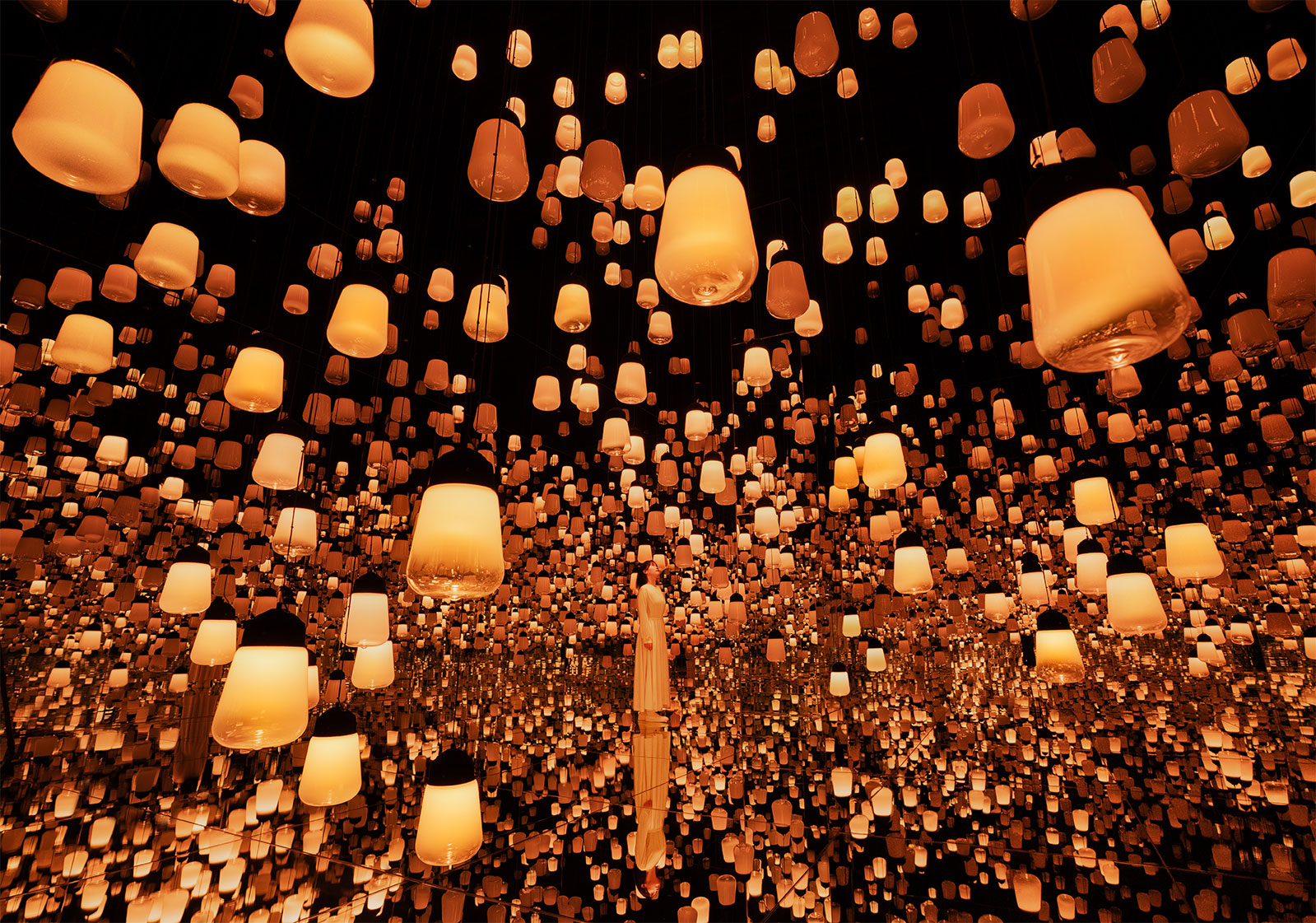 Forest of Resonating Lamps è composto da centinaia di lampade luminose che cambiano colore e intensità in risposta alla presenza dei visitatori. Si trova al Kyoto Biovortex, ph. teamLab