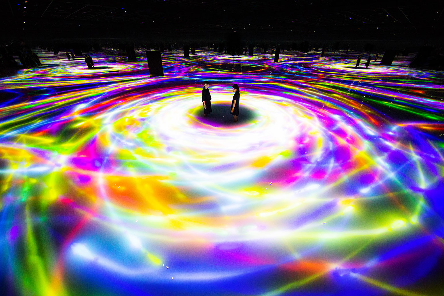 2_Drawing-on-the-Water-Surface-Created-by-the-Dance-of-Koi-and-People---Infinity_main_high