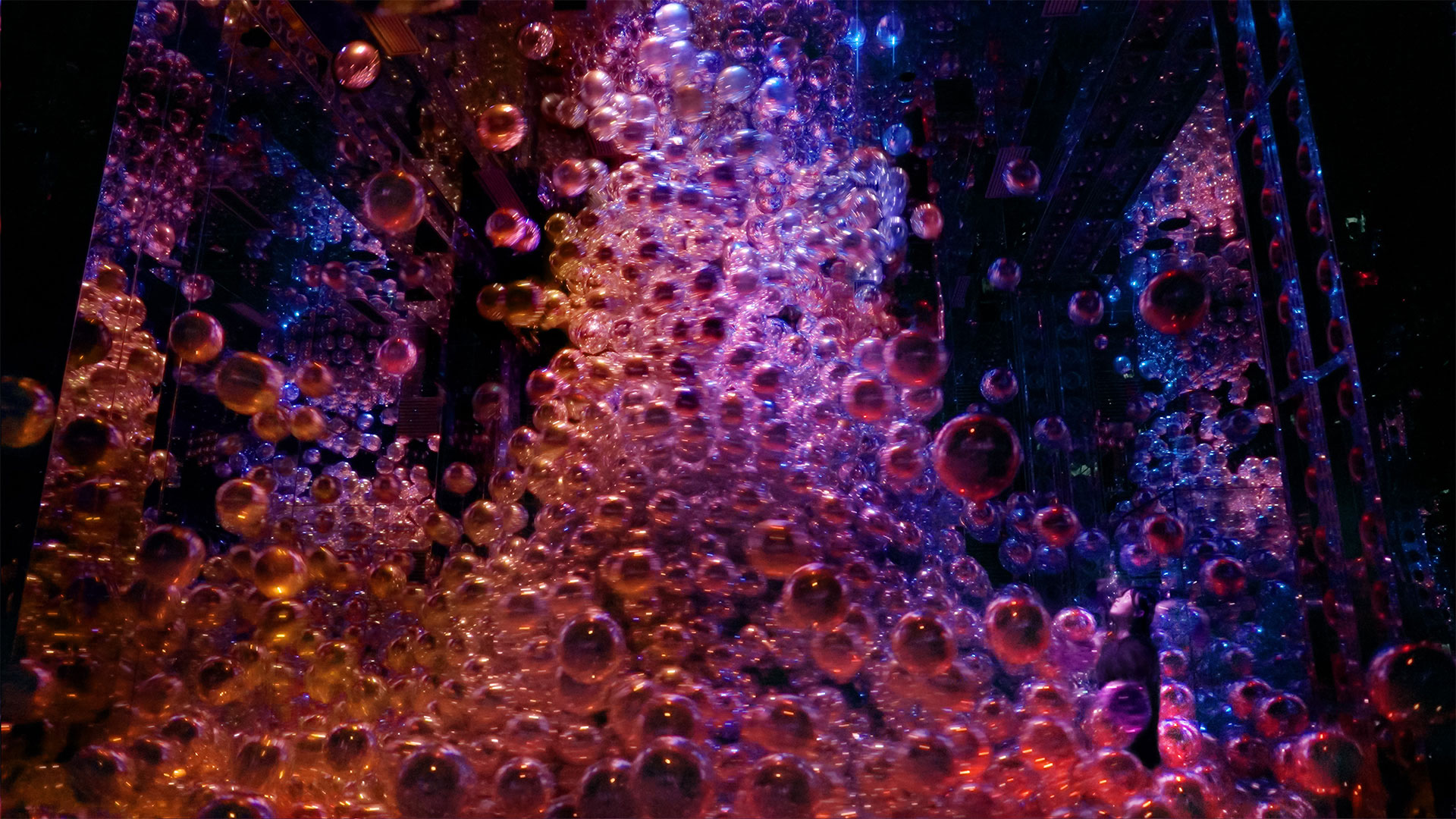 Morphing Continuum esplora forme in continua trasformazione generate da luce, movimento e interazione; l’installazione fa parte del teamLab Biovortex Kyoto, ph. teamLab