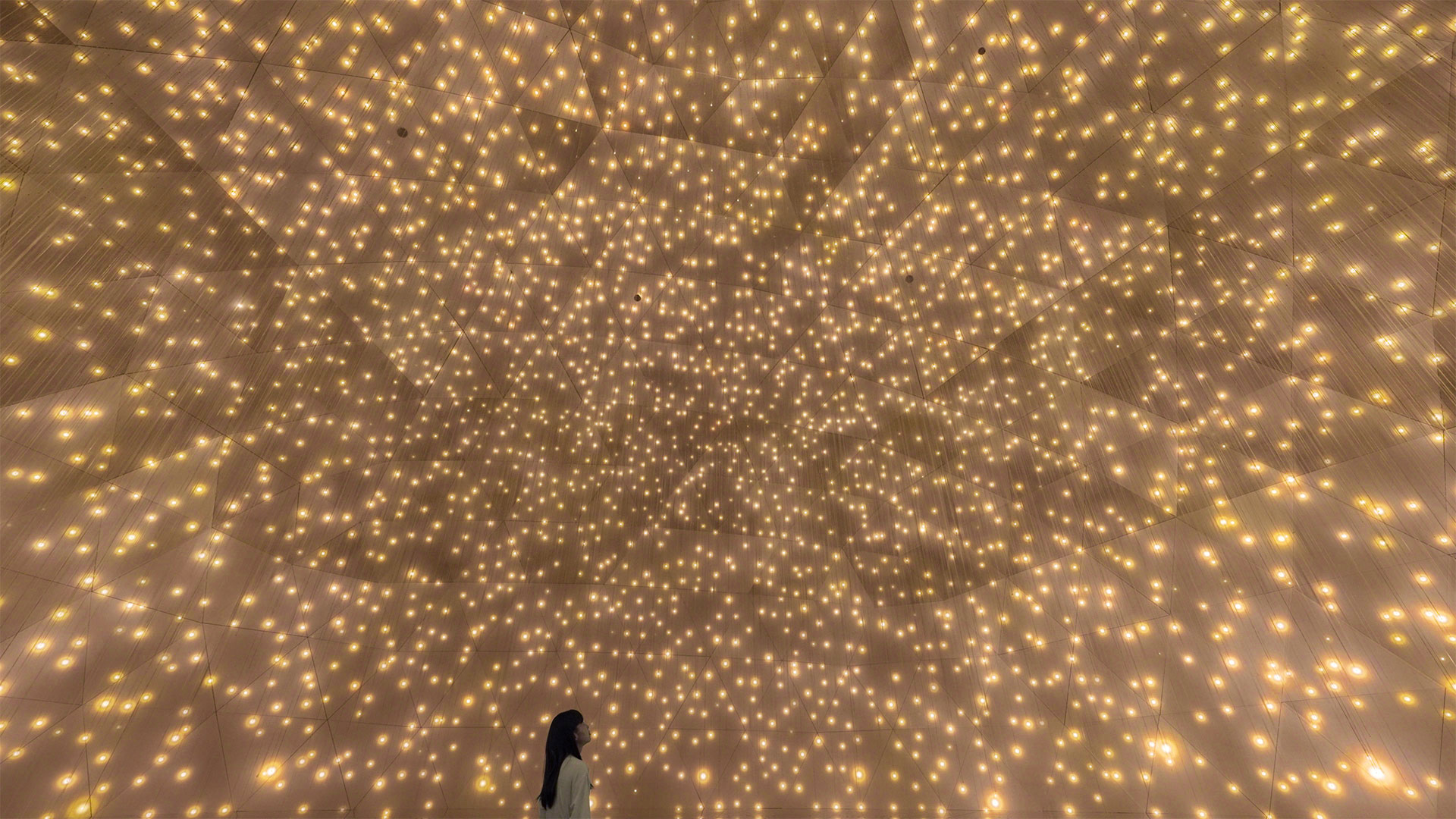 Massless Suns and Dark Suns, installazione luminosa presente al teamLab Phenomena Abu Dhabi, al Saadiyat Cultural District, ph. teamLab