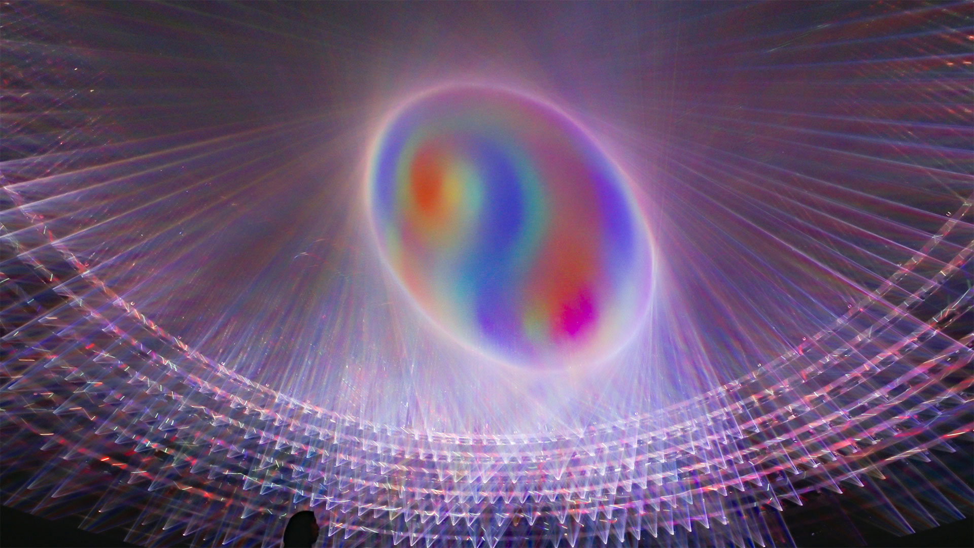 Obverse and Reverse: installazione luminosa in cui un portale colorato appare come una membrana bianca quando viene osservato dal lato opposto; è al teamLab Phenomena Abu Dhabi, ph. teamLab